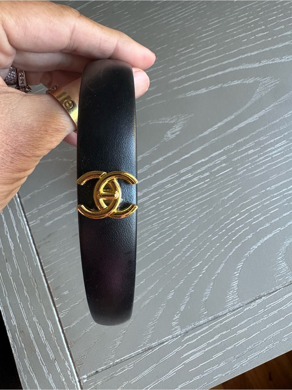 FASHION Black with gold turnlock headband - Picture 2 of 7